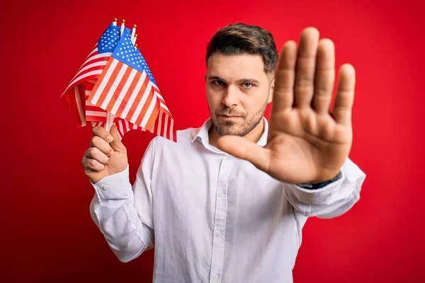 Joven Con Ojos Azules Sosteniendo Bandera Estados Unidos América Sobre —  Fotos de Stock