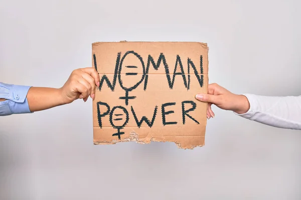 高加索人的双手高举妇女权利的旗帜 在孤立的白人背景下传递妇女权力的信息 — 图库照片