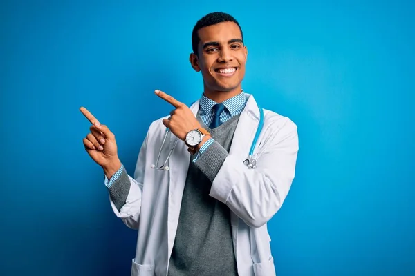 Guapo Afroamericano Doctor Hombre Usando Abrigo Estetoscopio Sobre Fondo Azul — Foto de Stock