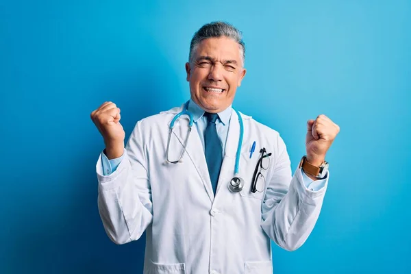 Średni Wiek Przystojny Siwowłosy Lekarz Noszący Płaszcz Niebieski Stetoskop Bardzo — Zdjęcie stockowe