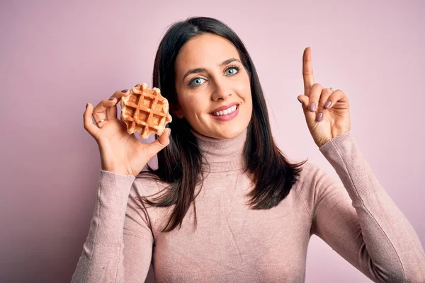 Jovem Morena Com Olhos Azuis Comendo Waffle Doce Café Manhã — Fotografia de Stock