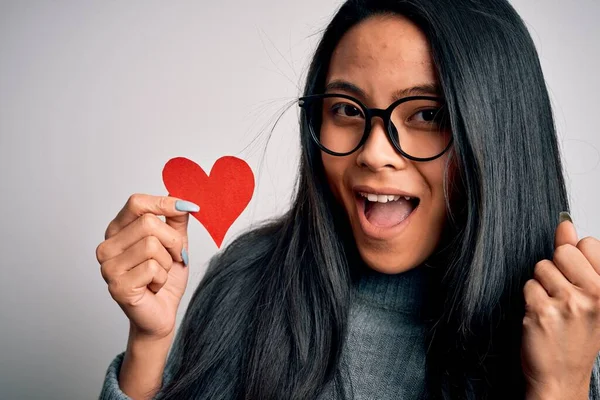 Jovem Mulher Chinesa Bonita Segurando Coração Papel Sobre Fundo Branco — Fotografia de Stock