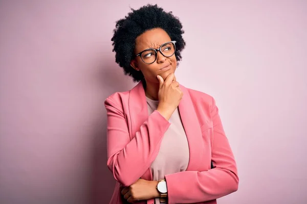 Jeune Belle Afro Afro Américaine Femme Affaires Aux Cheveux Bouclés — Photo