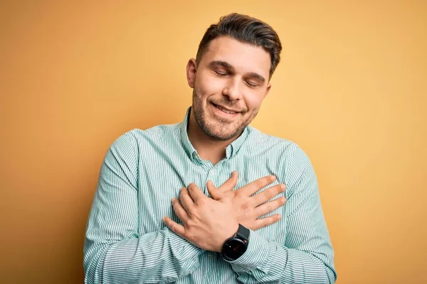 Joven Hombre Negocios Con Ojos Azules Con Elegante Camisa Verde — Foto de Stock