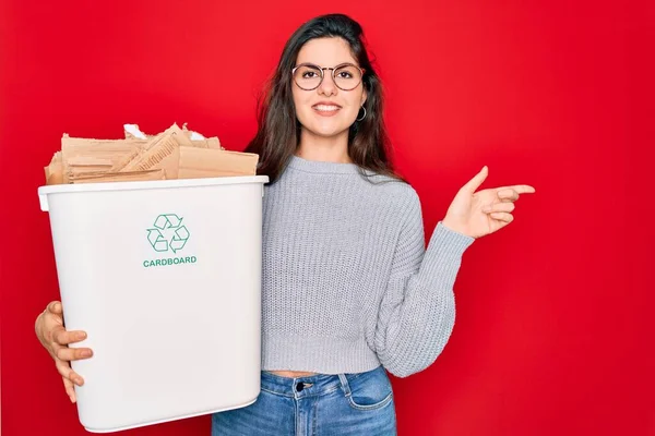 Jovem Bela Mulher Segurando Reciclagem Papelão Recipiente Reciclagem Para Ambiente — Fotografia de Stock