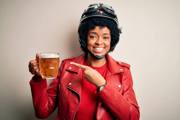 若いですアフリカ系アメリカ人のアフロバイクの女性とともに巻き毛飲酒瓶のビール非常に幸せなポインティングで手と指 — ストック写真
