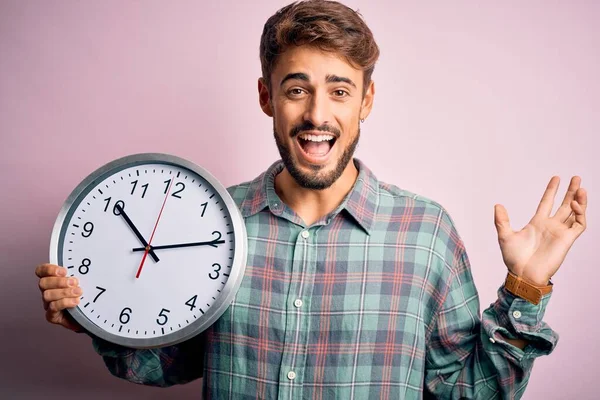 Giovane Con Barba Facendo Conto Alla Rovescia Utilizzando Grande Orologio — Foto Stock