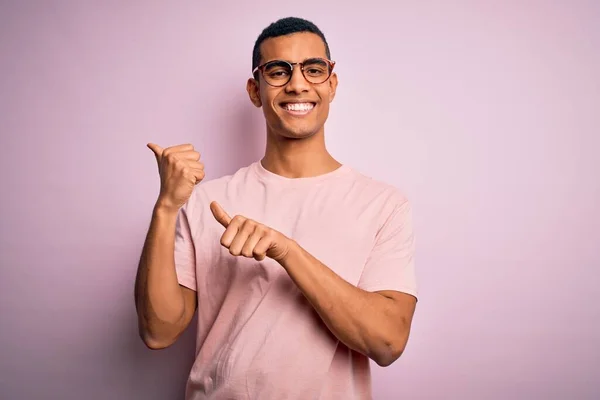 Pohledný Africký Američan Nosí Ležérní Tričko Brýle Přes Růžové Pozadí — Stock fotografie