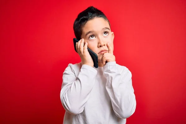 Kleiner Junge Kind Spricht Auf Smartphone Handy Über Roten Isolierten — Stockfoto