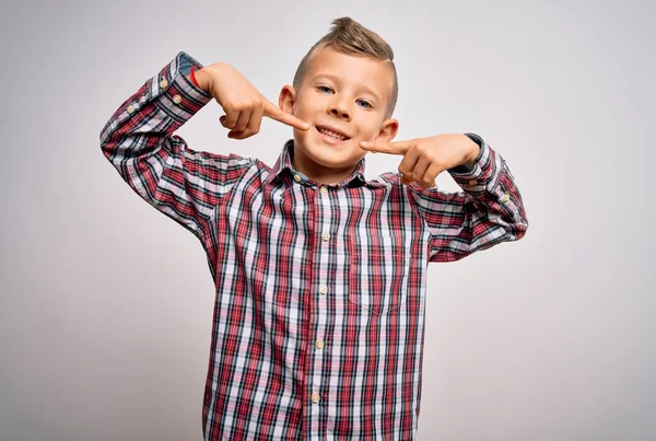 Joven Niño Caucásico Con Ojos Azules Usando Elegante Camisa Pie —  Fotos de Stock