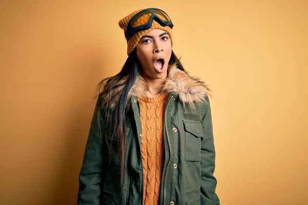 Joven Mujer Hispana Hermosa Usando Gafas Esquí Abrigo Para Clima — Foto de Stock