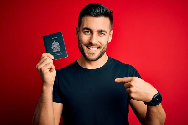 Ung Stilig Turist Man Som Håller Canada Kanadensiskt Pass Över — Stockfoto