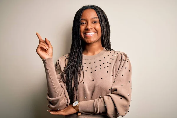 Junge Afrikanisch Amerikanische Modefrau Steht Lässig Vor Braunem Hintergrund Mit — Stockfoto