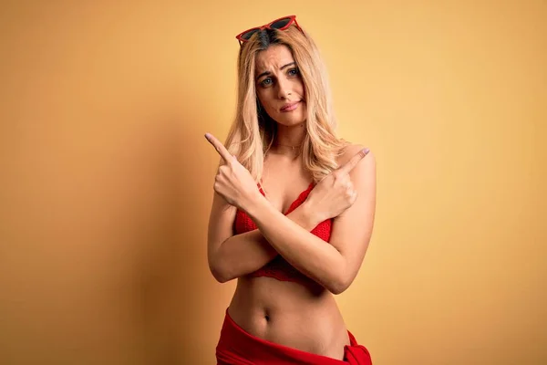 Ung Vacker Blond Kvinna Semester Bär Bikini Över Isolerad Gul — Stockfoto