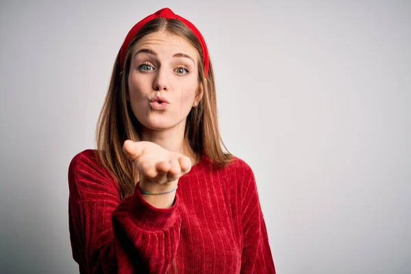 Giovane Bella Rossa Donna Indossa Maglione Casual Rosso Diadema Sfondo — Foto Stock