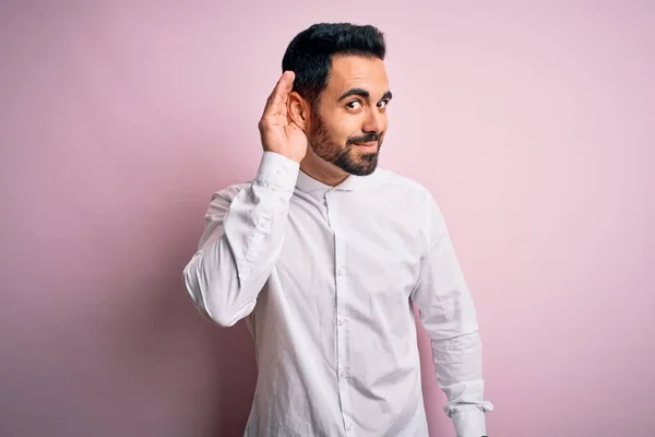 Homem Bonito Jovem Com Barba Vestindo Camisa Casual Sobre Fundo — Fotografia de Stock