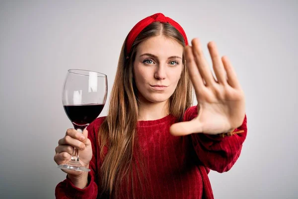 Joven Hermosa Pelirroja Bebiendo Copa Vino Tinto Sobre Fondo Blanco —  Fotos de Stock