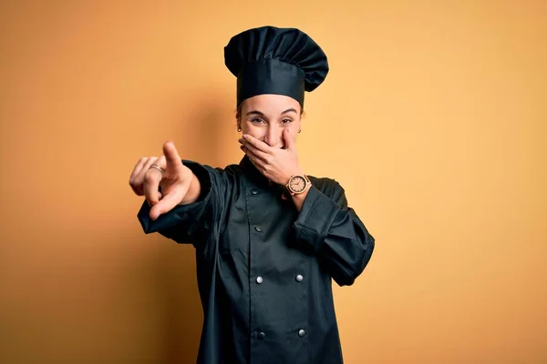 Giovane Bella Donna Chef Indossa Uniforme Fornello Cappello Piedi Sfondo — Foto Stock