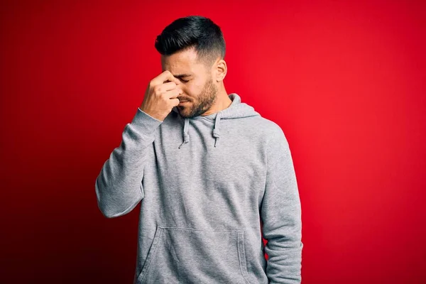 Joven Deportista Guapo Con Sudadera Pie Sobre Fondo Rojo Aislado — Foto de Stock