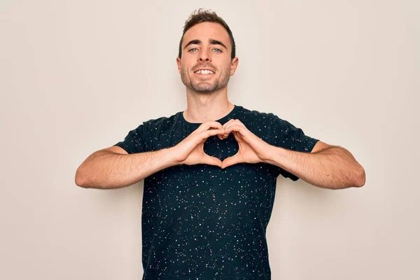 Homem Bonito Jovem Com Olhos Azuis Vestindo Shirt Casual Sobre — Fotografia de Stock