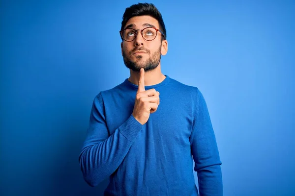 Joven Hombre Guapo Con Barba Usando Suéter Casual Gafas Sobre —  Fotos de Stock