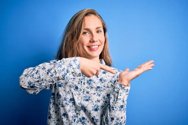 Giovane Bella Donna Bionda Indossa Camicia Casual Piedi Sfondo Blu — Foto Stock