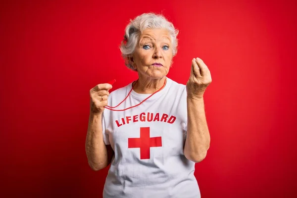 Senior Hermosa Mujer Salvavidas Pelo Gris Con Camiseta Con Cruz —  Fotos de Stock