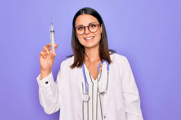 Joven Hermosa Doctora Morena Usando Estetoscopio Sosteniendo Vacunación Con Jeringa — Foto de Stock