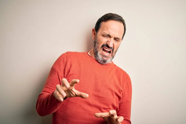 Mann Mittleren Alters Lässigem Orangefarbenem Pullover Der Über Isoliertem Weißem — Stockfoto