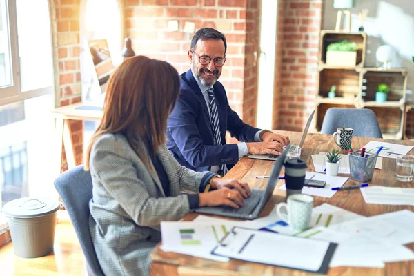 Zwei Geschäftsleute Mittleren Alters Die Glücklich Und Zuversichtlich Lächeln Zusammenarbeit — Stockfoto