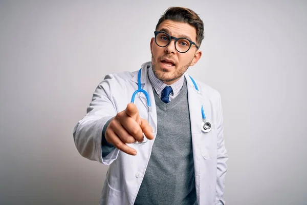 Joven Doctor Hombre Con Ojos Azules Usando Abrigo Médico Estetoscopio —  Fotos de Stock