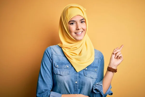 Junges Schönes Mädchen Mit Muslimischem Hijab Das Vor Isoliertem Gelben — Stockfoto