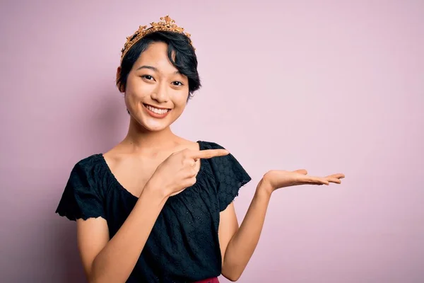 Mladý Krásný Číňan Žena Nosí Zlatou Korunu Krále Přes Izolované — Stock fotografie