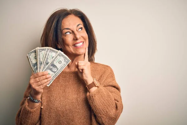 Mujer Morena Mediana Edad Sosteniendo Billetes Dólar Sobre Fondo Aislado — Foto de Stock