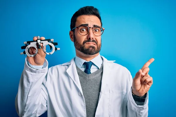 Jovem Homem Óptico Bonito Com Barba Segurando Óculos Optometria Sobre — Fotografia de Stock