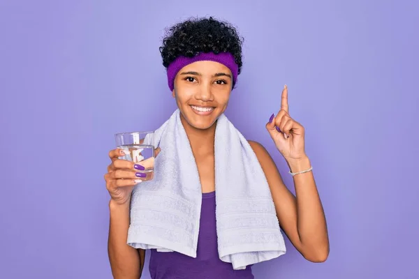 Bela Mulher Esportiva Afro Americana Fazendo Exercício Vestindo Toalha Bebendo — Fotografia de Stock