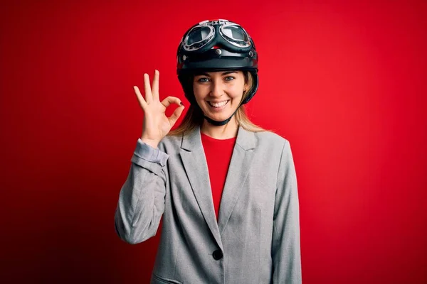 Jovem Bela Mulher Motociclista Loira Usando Capacete Motocicleta Sobre Fundo — Fotografia de Stock