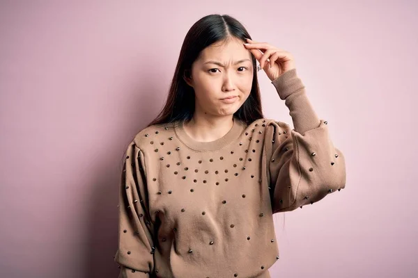 Jovem Bela Mulher Asiática Vestindo Moda Elegante Suéter Sobre Rosa — Fotografia de Stock