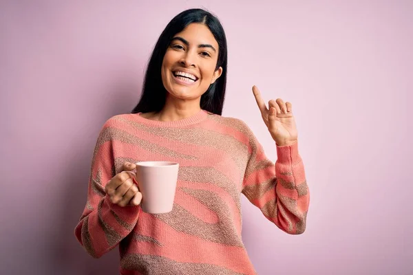 Joven Mujer Hispana Hermosa Bebiendo Una Taza Café Caliente Sobre — Foto de Stock