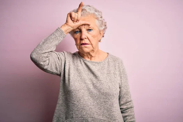 Senior Mooie Vrouw Dragen Casual Shirt Staan Geïsoleerde Roze Achtergrond — Stockfoto