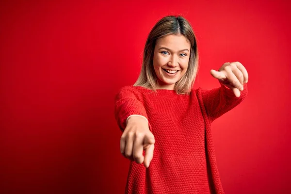 Jovem Mulher Loira Bonita Vestindo Camisola Casual Sobre Fundo Isolado — Fotografia de Stock