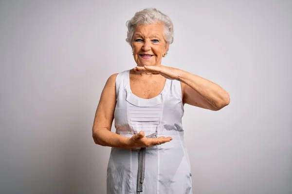 Ältere Schöne Grauhaarige Frau Lässigem Sommerkleid Vor Weißem Hintergrund Gestikuliert — Stockfoto