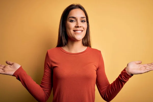Junge Schöne Brünette Frau Lässigem Shirt Vor Gelbem Hintergrund Lächelnd — Stockfoto