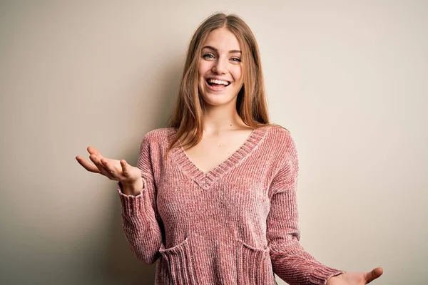 Joven Hermosa Pelirroja Vistiendo Suéter Casual Rosa Sobre Fondo Blanco —  Fotos de Stock