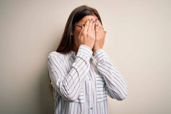 Giovane Bella Donna Bruna Indossa Camicia Casual Occhiali Sfondo Bianco — Foto Stock