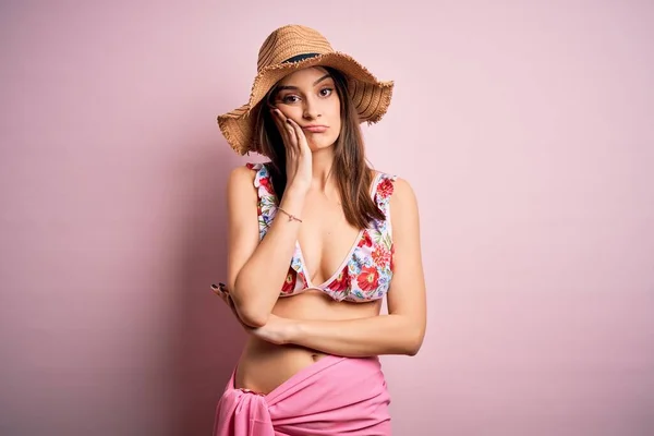Молода Красива Жінка Відпустці Носить Бікіні Літній Капелюх Над Рожевим — стокове фото