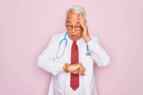 Medelålders Äldre Gråhårig Läkare Man Bär Stetoskop Och Professionell Medicinsk — Stockfoto