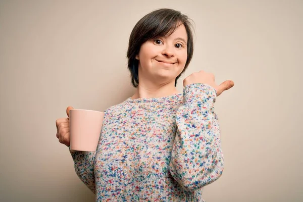 Young Syndrom Kvinna Dricka Kopp Varmt Kaffe Över Isolerad Bakgrund — Stockfoto