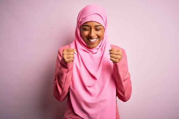 Молодая Афро Американка Носящая Мусульманский Хиджаб Изолированном Розовом Фоне Взволнована — стоковое фото