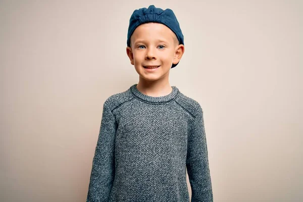 Joven Niño Caucásico Con Ojos Azules Con Gorra Lana Sobre — Foto de Stock